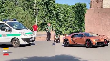 "Bugatti" īpašnieks par auto novietošanu pie Brīvības pieminekļa saņem sodu