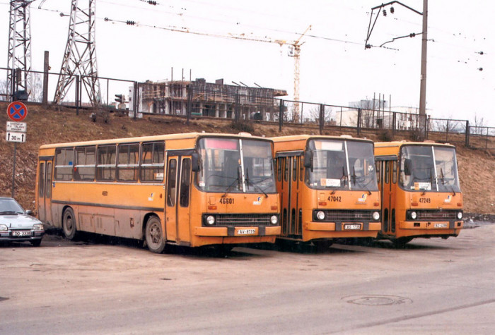 Vecie dzeltenie Ikarus autobusi