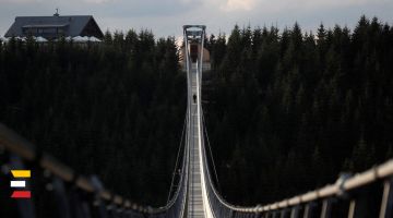 Čehijā atklāj PASAULĒ GARĀKO iekarināmo tiltu