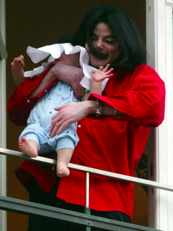 Maikls Džeksons gandrīz no balkona izmeta zīdaini.