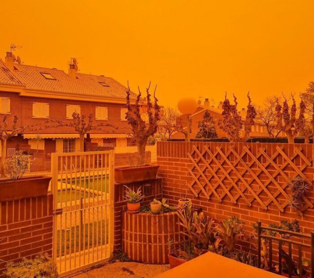Skats kā no filmas jeb Spānijas debesis, kuras kļuva oranžas no Sahāras tuksneša putekļiem